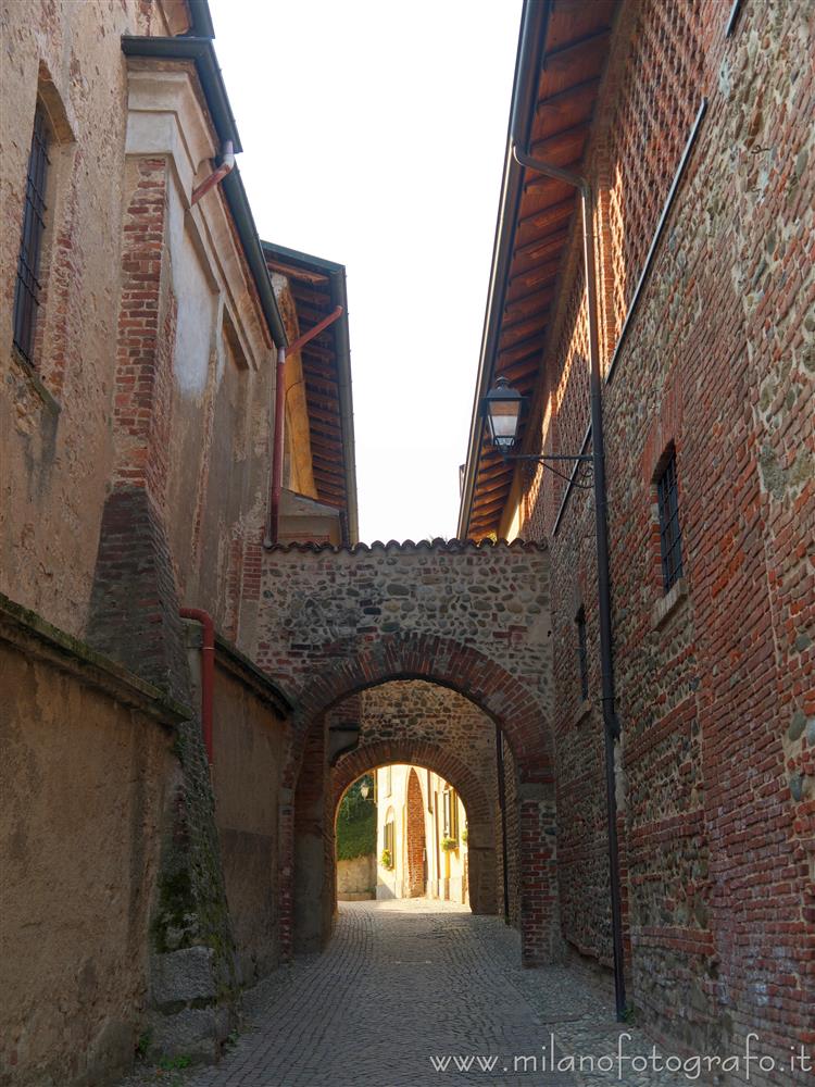 Vimercate (Monza e Brianza) - Il vicolo che porta al Convento dei frati Cappuccini
